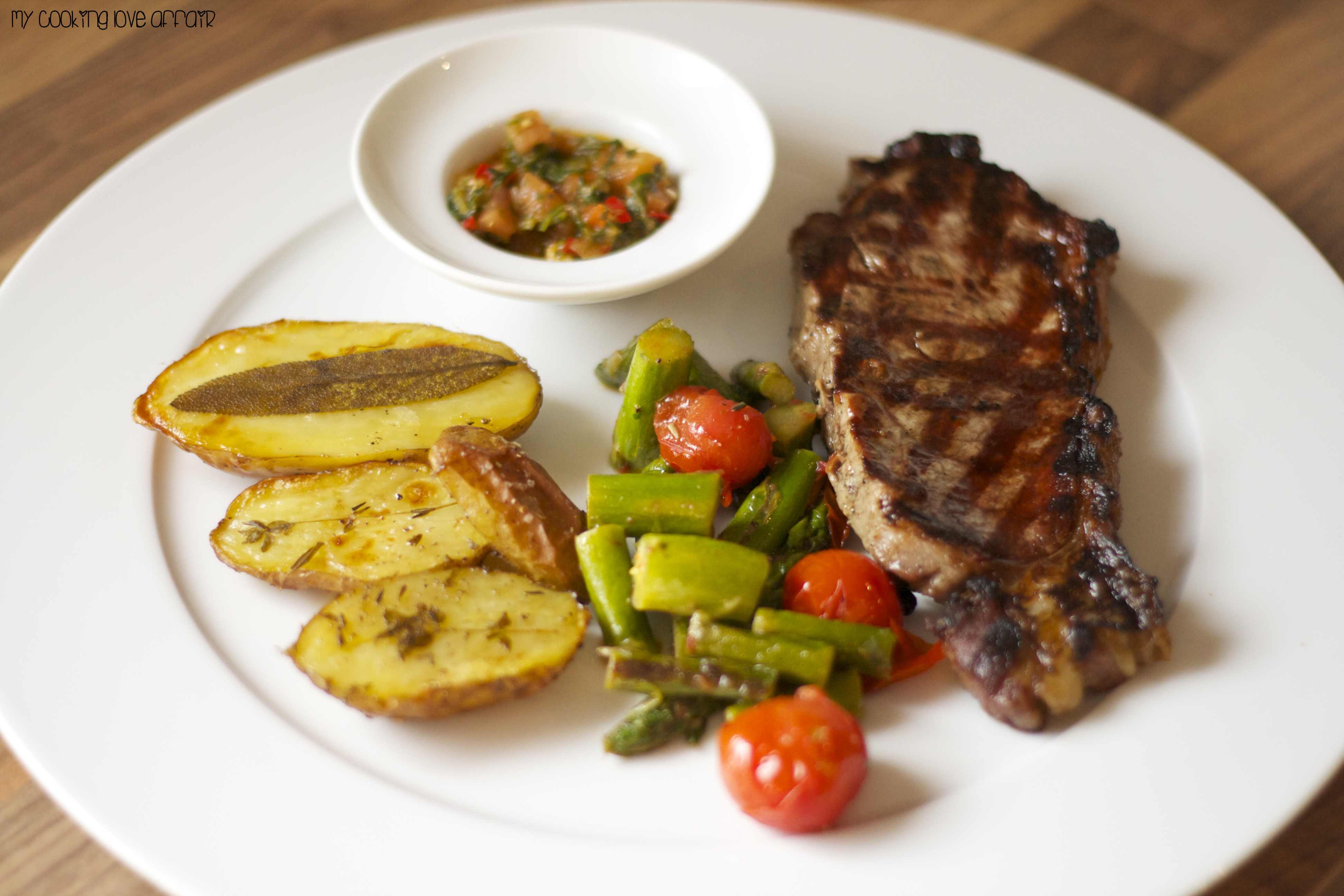 dry aged Rumpsteak mit grünem Spargel und Ofenkartoffeln • cookingaffair.de
