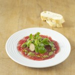 Tunfischcarpaccio mit Salsa Verde und Feldsalat