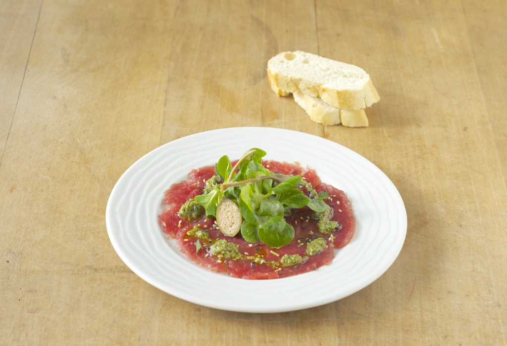 Tunfischcarpaccio mit Salsa Verde und Feldsalat