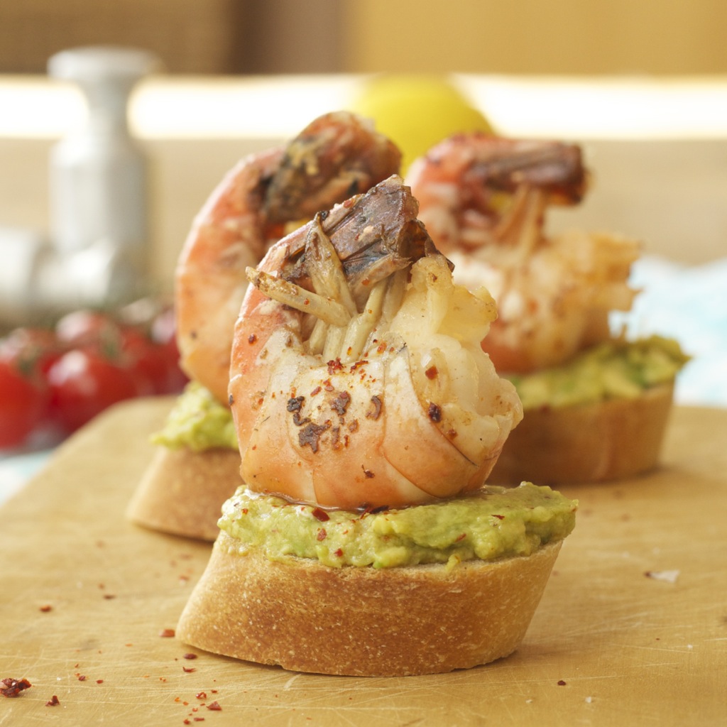 scharfe Crostini mit Avocadocreme und Garnelen • cookingaffair.de