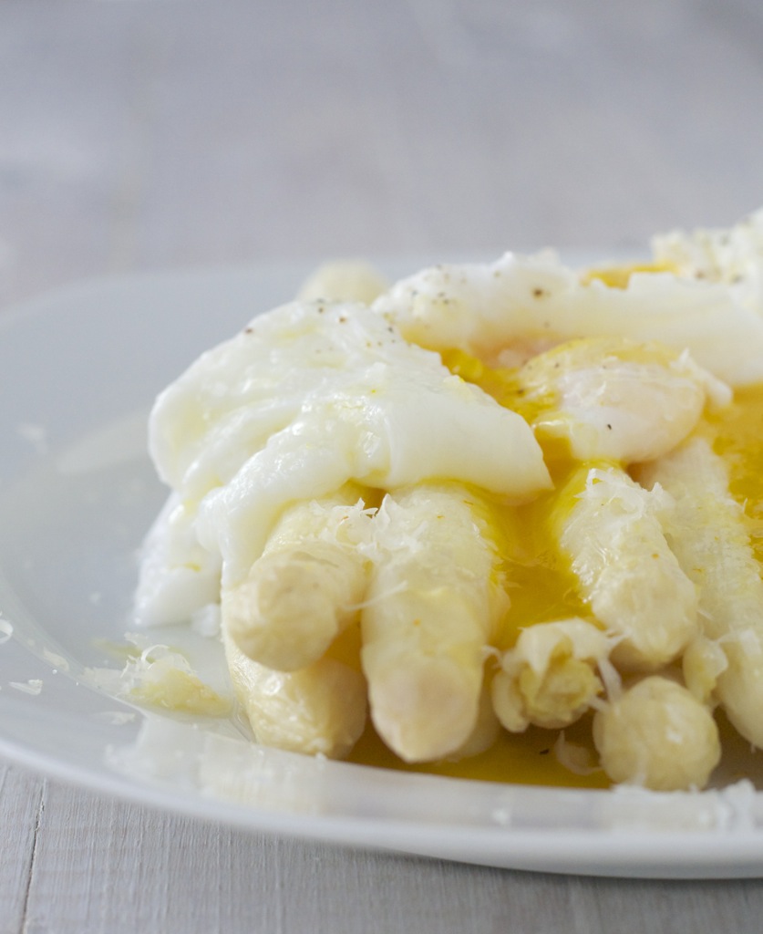 Spargel nochmal anders - mit pochiertem Ei und Parmesan
