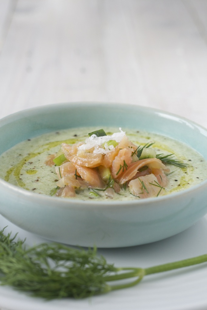 Gurkensuppe, kalt, mit Lachsstreifen und Ginsalz • Cookingaffair.de