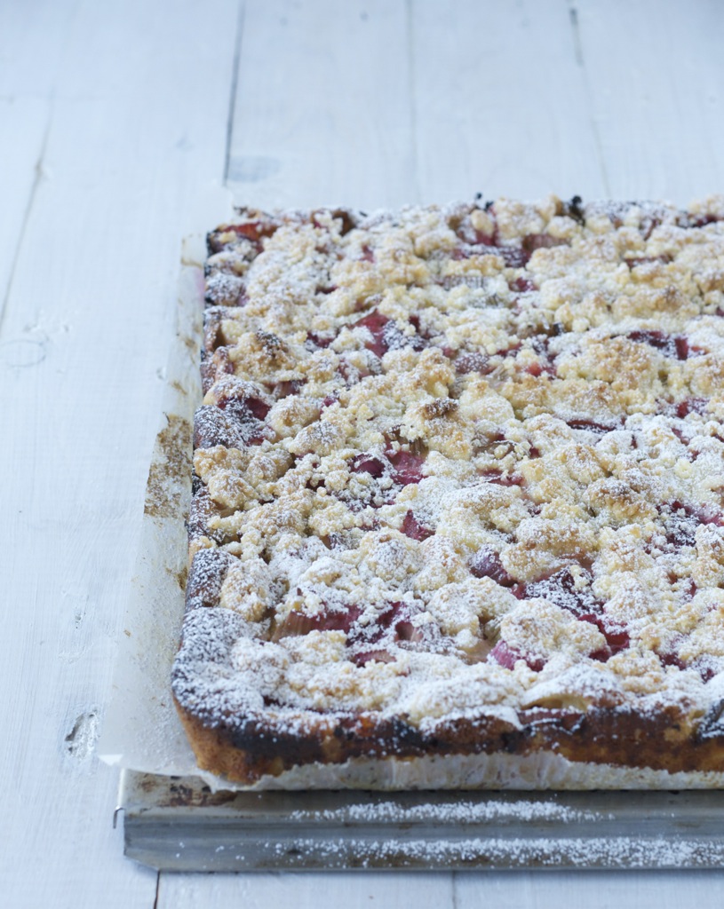 Rhabarber-Erdbeer-Kuchen mit knusprigen Streuseln