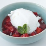 Kokoseis mit Schwips und Erdbeerragout