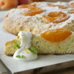 süßes Focaccia-Herz mit Aprikosen, Olivenöl und Orange
