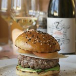 Lammburger mit Salzzitronenaioli, Harissa, Ziege, Minze und Aprikosen
