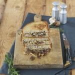 Sandwich mit gebratenen Champignons, Zwiebeln und Gouda