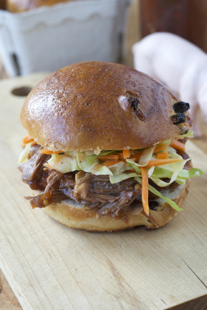 Konfierter Schweinenacken mit Barbecuesauce, ColeSlaw und Apfelscheiben ...