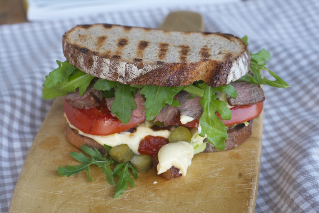 Sandwiches mit Steakstreifen, Aioli und Tomatenchutney