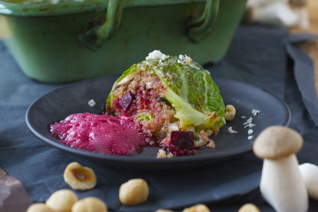 Quinoa-Wirsingröllchen mit Rote-Beete-Espuma • Cookingaffair.de