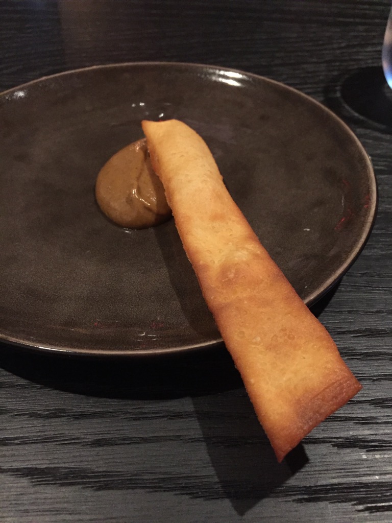 Würzige Creme aus fermentiertem Knoblauch mit einer knusprigen, luftigen Hefeteigstange.