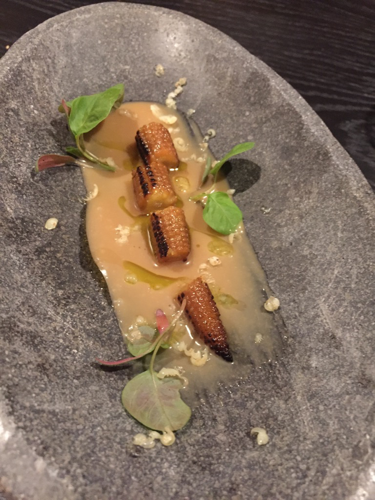 Den Übergang zum Dessert bildet dieser Gang: leicht geflämmter Jungmais mit einer cremigen Sauce aus Salzkaramel, brauner Butter und Rauchöl.