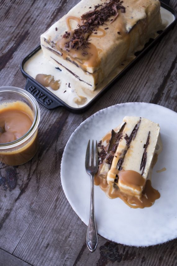 Eistorte: Vanilleeis mit Salzkaramell und hauchdünner Schokolade ...