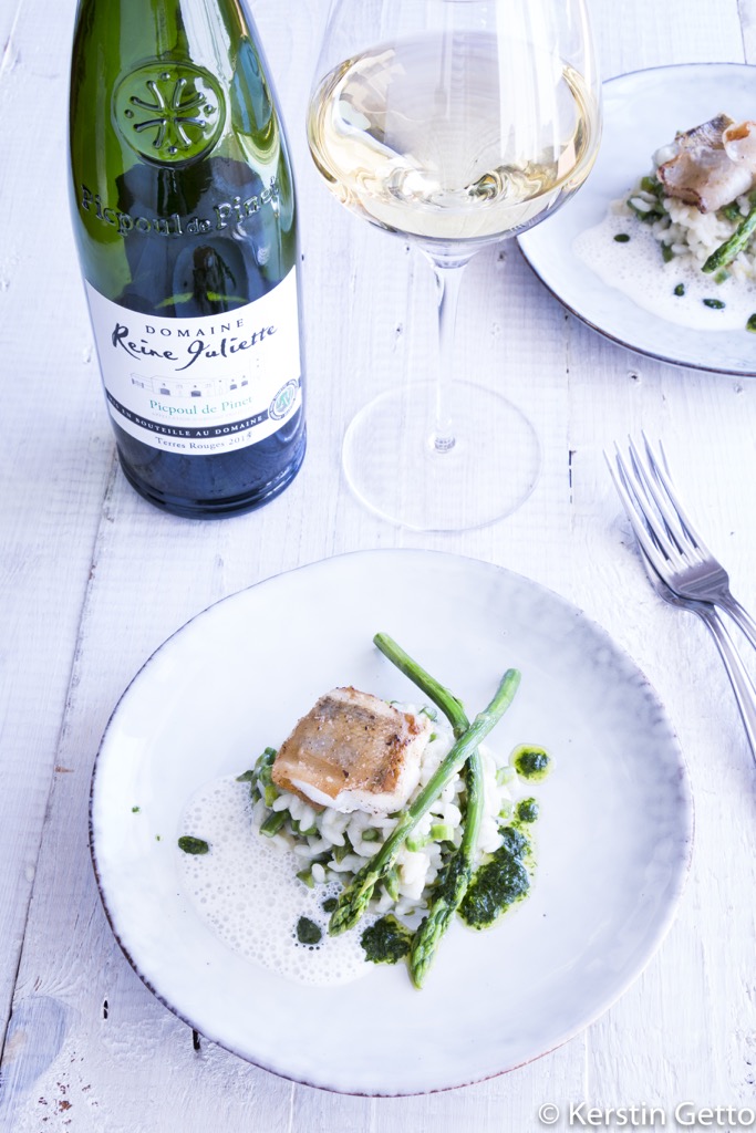 Spargelrisotto_mit_Forellenfilet_in_würzigem_Lardo_weißer_Speckschaum_und_Petersilienöl
