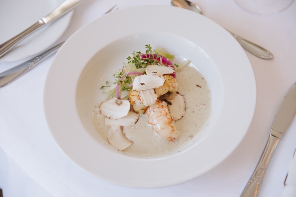Kaisergranat-mit-hauchfeinen-Scheiben-vom-Champignon-roten-eingemachten-Zwiebeln-und-Fenchel