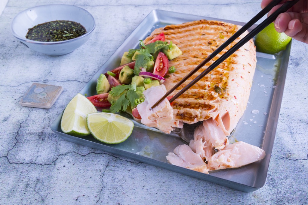LACHS VOM GRILL MIT WÜRZIGER AVOCADOSALSA • cookingaffair.de
