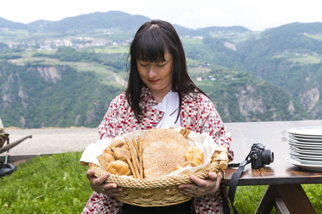 Pressereise-Südtirol-Kaltern-am-See-Isa-mit-Brot