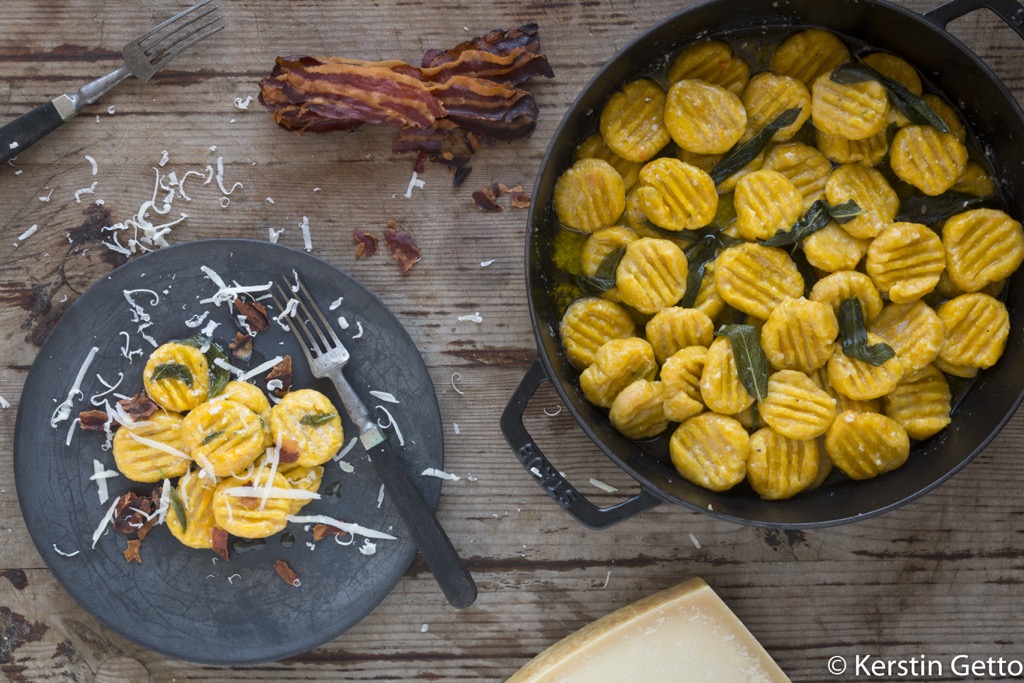 Kürbis-Gnocchi mit Salbeibutter, krossem Pancetta und Parmesan (Werbung ...