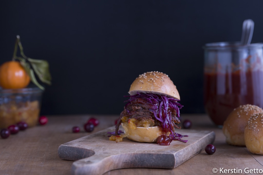 Pulled Wildschwein mit Cranberry-BBQ-Sauce, Orangenchutney, Rotkohl ...