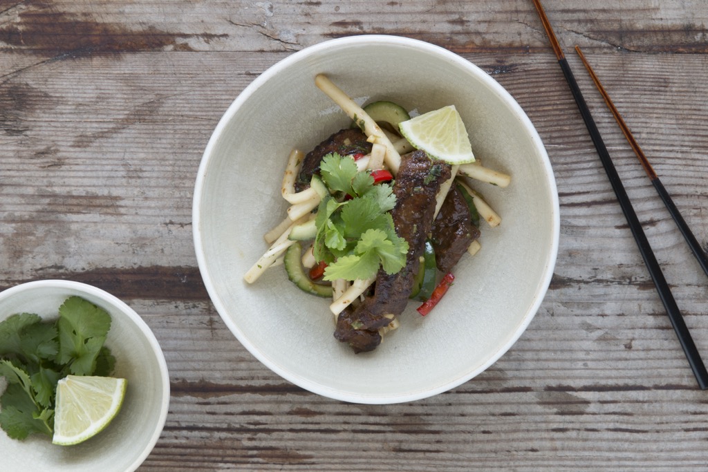 köstlicher-Thai-Beef-Salat-Rinderfiletstreifen-Gurke-Rettich-Koriander-Ingwer