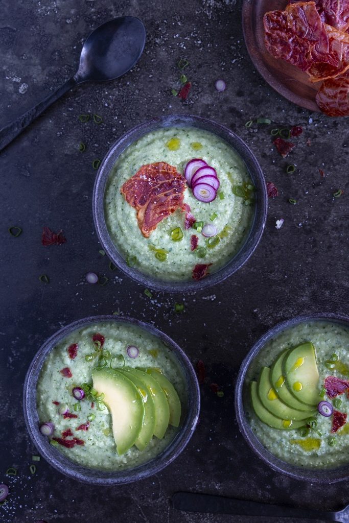 Gurke-Avocado-Suppe-mit-Schinkenchips