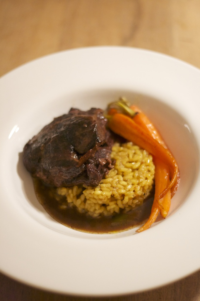 Geschmorte Kalbsbäckchen mit Safranrisotto, Vanillemöhren ...