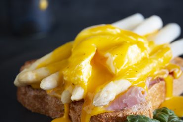 Eggs_Benedict_mit_Spargel